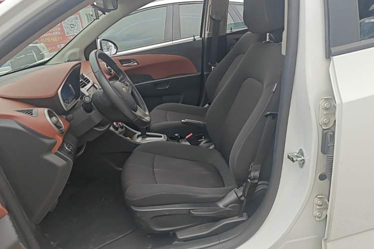 Used Chevrolet Aveo Sonic 2014 Hatchback 1.6 SX AT Fashion Edition Left Front Seat