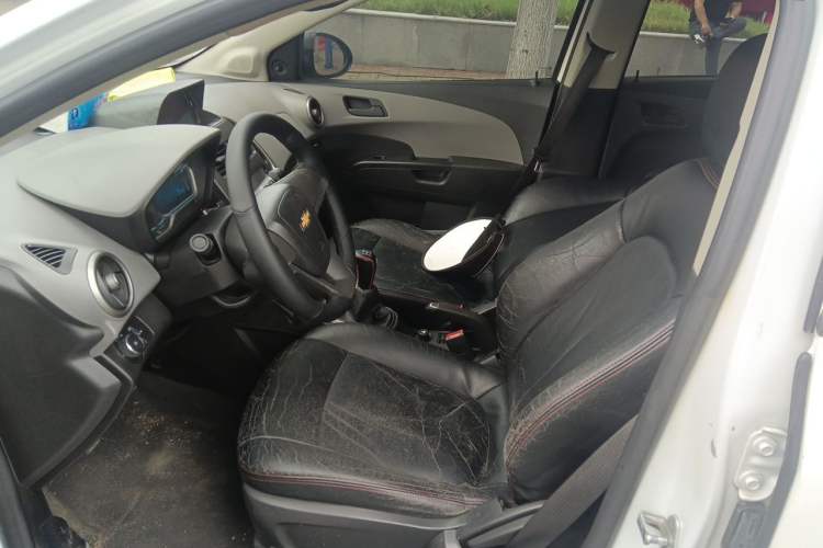 Used Chevrolet Aveo Sonic 2014 Sedan 1.4 SL MT Comfort Edition Left Front Seat