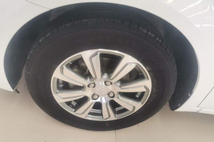 Used Chevrolet Aveo Sonic 2014 Sedan 1.4SL MT Comfort Edition Left Front Wheel Hub