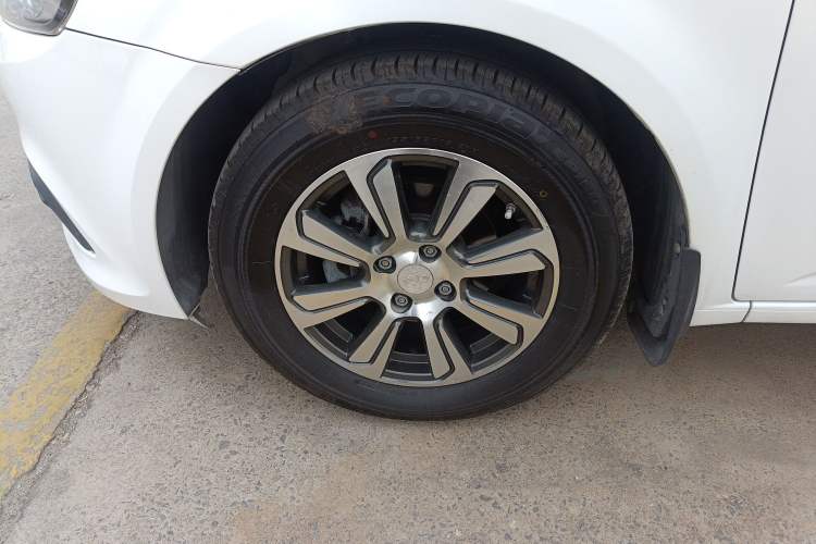 Used Chevrolet Aveo Sonic 2014 Sedan 1.4SL AT Stylish Sunroof Edition Left Front Wheel Hub