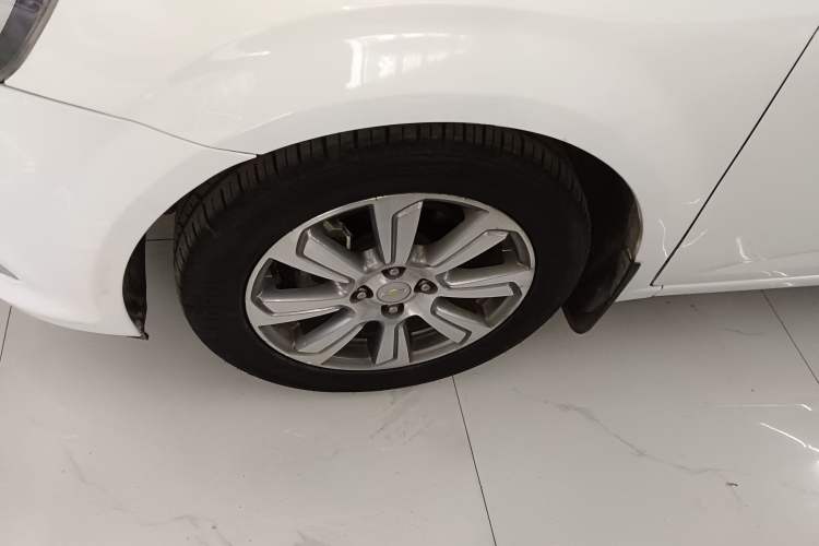 Used Chevrolet Aveo Sonic 2014 Hatchback 1.6 SX AT Fashion Edition Left Front Wheel Hub