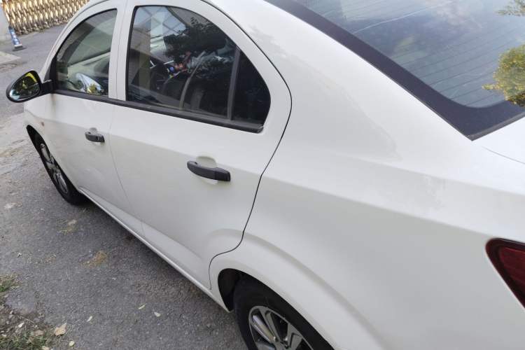Used Chevrolet Aveo Sonic 2014 Sedan 1.4 SL MT Comfort Edition Left Side