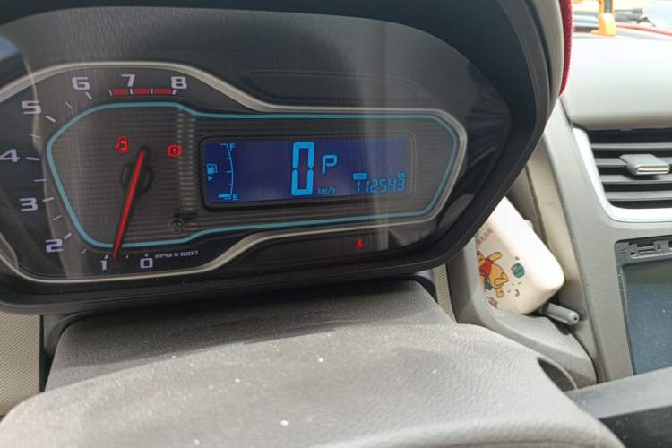 Used Chevrolet Aveo Sonic 2014 Sedan 1.4SL AT Fashion Edition Odometer Close Up