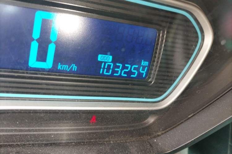 Used Chevrolet Aveo Sonic 2014 Sedan 1.4 SL MT Comfort Edition Odometer Close Up