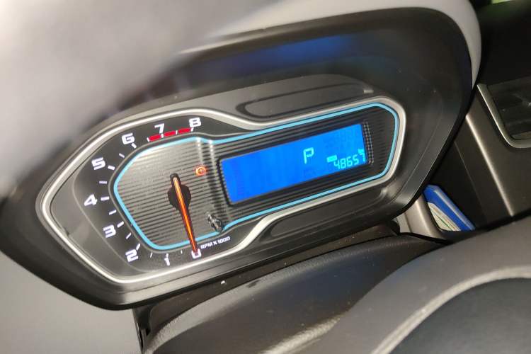 Used Chevrolet Aveo Sonic 2014 Sedan 1.4SL AT Stylish Sunroof Edition Odometer Close Up