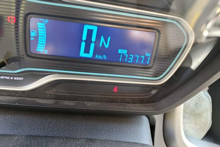 Used Chevrolet Aveo Sonic 2014 Sedan 1.4SE AT Comfort Edition Odometer Close Up