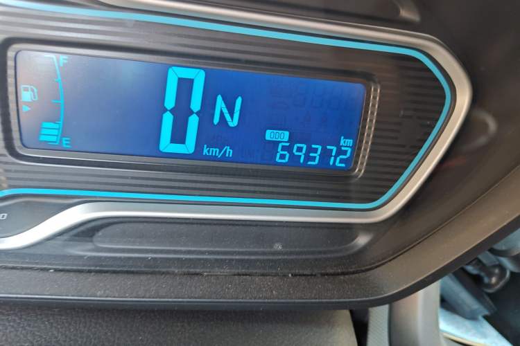 Used Chevrolet Aveo Sonic 2014 Sedan 1.4SL AT Fashion Edition Odometer Close Up