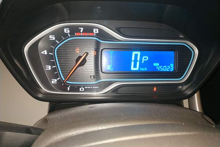 Used Chevrolet Aveo Sonic 2014 Sedan 1.4SL AT Fashion Edition Odometer Close Up