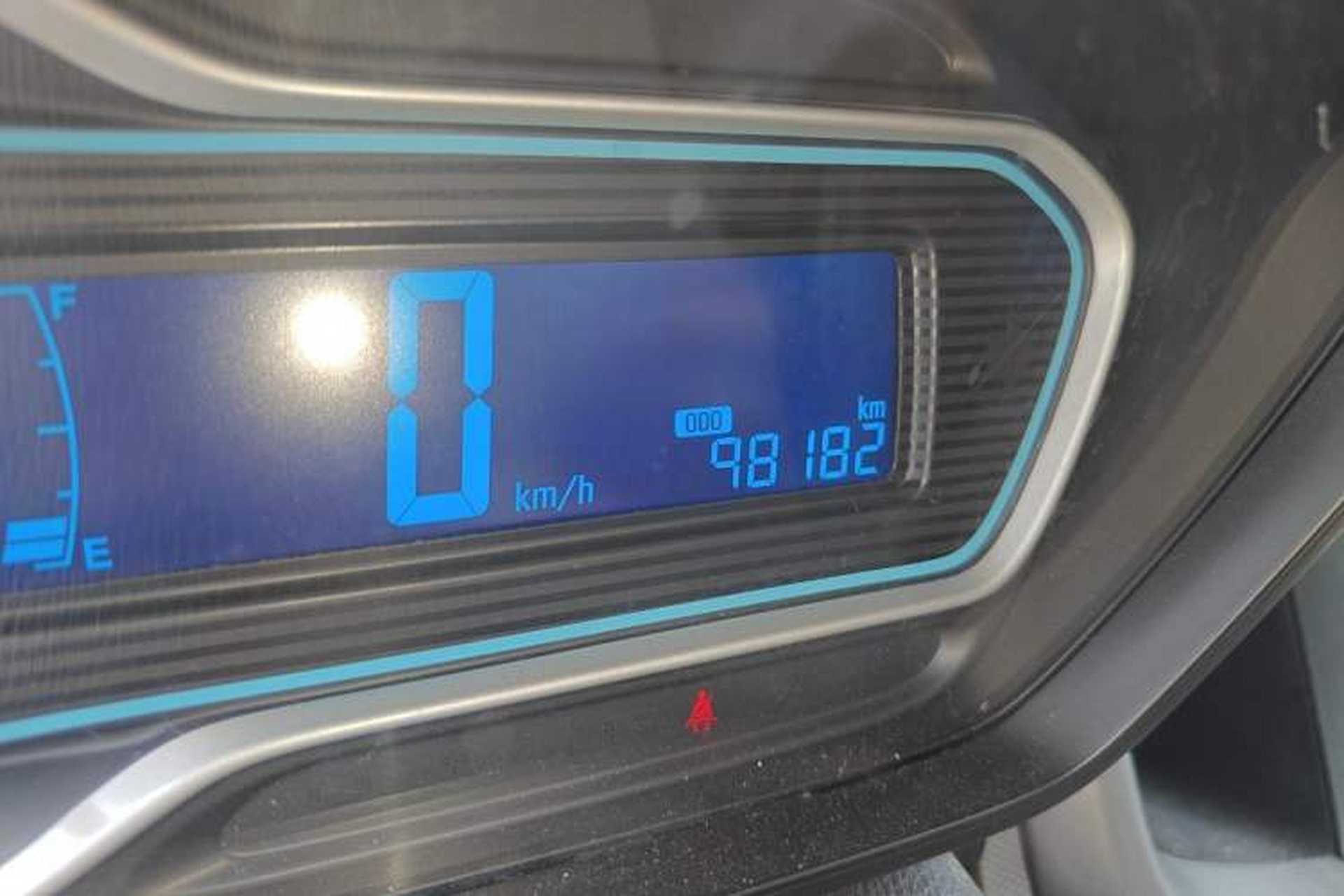 Used Chevrolet Aveo Sonic 2014 Sedan 1.4 SL MT Comfort Edition Odometer Close Up