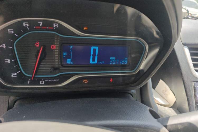 Used Chevrolet Aveo Sonic 2014 Sedan 1.4SL MT Comfort Edition Odometer Close Up