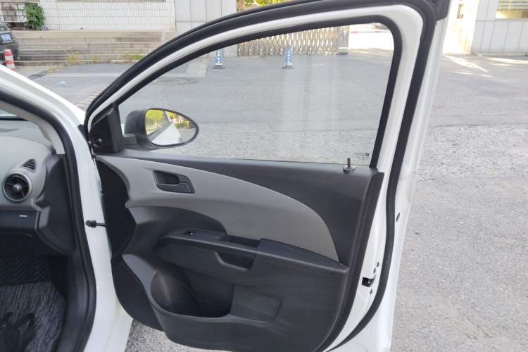 Used Chevrolet Aveo Sonic 2014 Sedan 1.4 SL MT Comfort Edition Right Front Door Interior