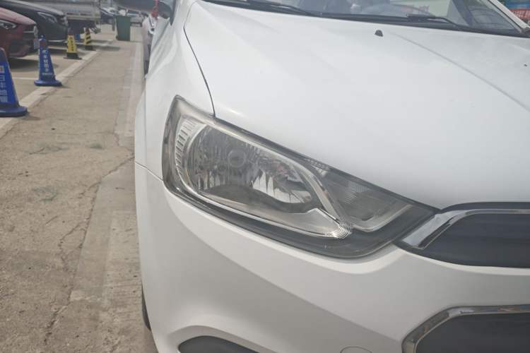 Used Chevrolet Aveo Sonic 2014 Sedan 1.4 SL MT Comfort Edition Right Front Headlight