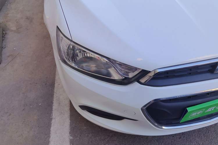 Used Chevrolet Aveo Sonic 2014 Sedan 1.4SL MT Comfort Edition Right Front Headlight