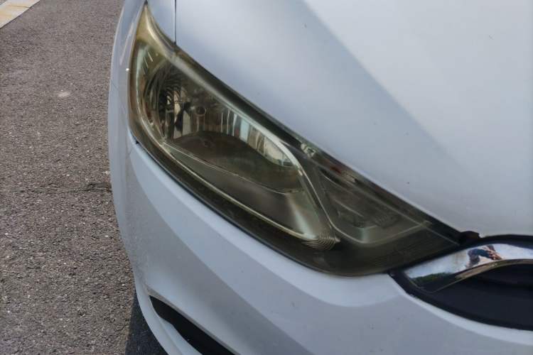Used Chevrolet Aveo Sonic 2014 Sedan 1.4 SL MT Comfort Edition Right Front Headlight