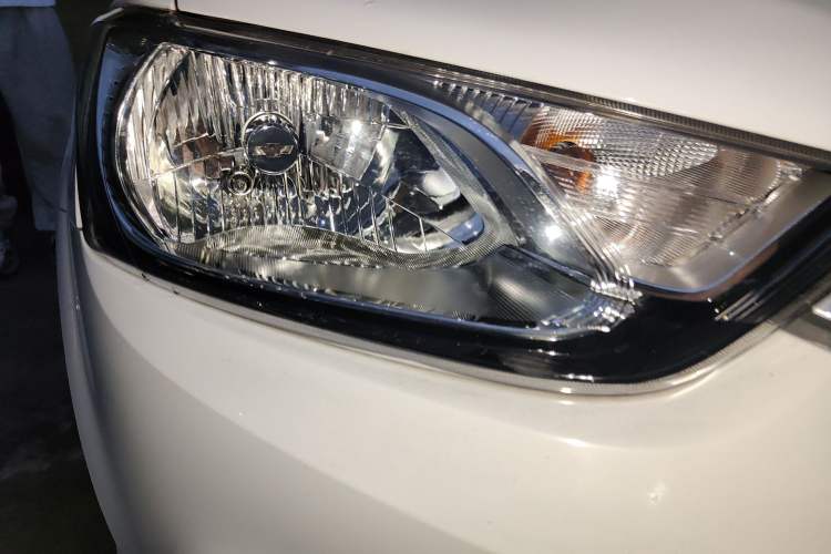 Used Chevrolet Aveo Sonic 2014 Sedan 1.4SL AT Stylish Sunroof Edition Right Front Headlight