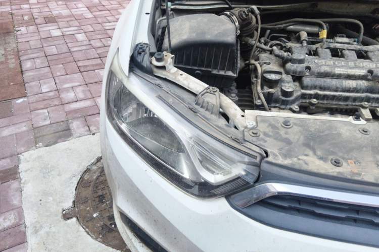 Used Chevrolet Aveo Sonic 2014 Sedan 1.4SL AT Stylish Sunroof Edition Right Front Headlight