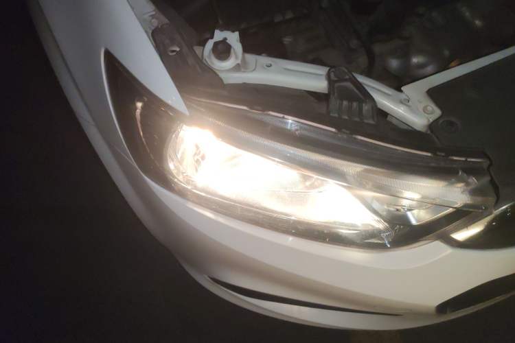 Used Chevrolet Aveo Sonic 2014 Sedan 1.4SL AT Fashion Edition Right Front Headlight