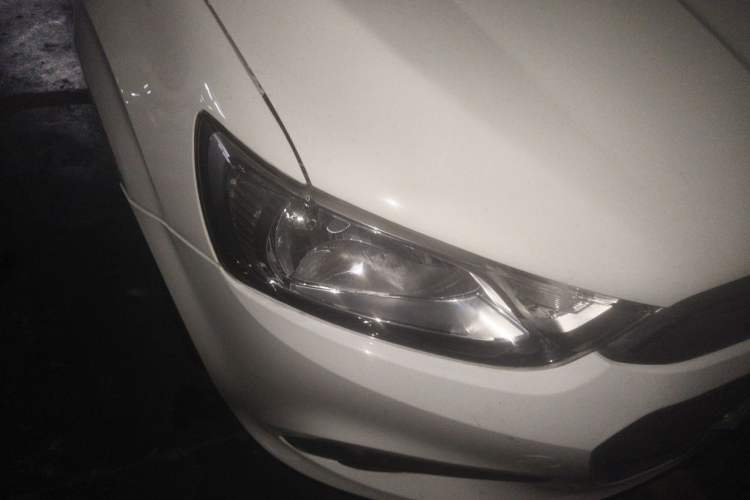 Used Chevrolet Aveo Sonic 2014 Sedan 1.4SL AT Stylish Sunroof Edition Right Front Headlight