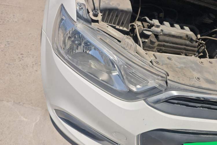 Used Chevrolet Aveo Sonic 2014 Sedan 1.4SL MT Comfort Edition Right Front Headlight