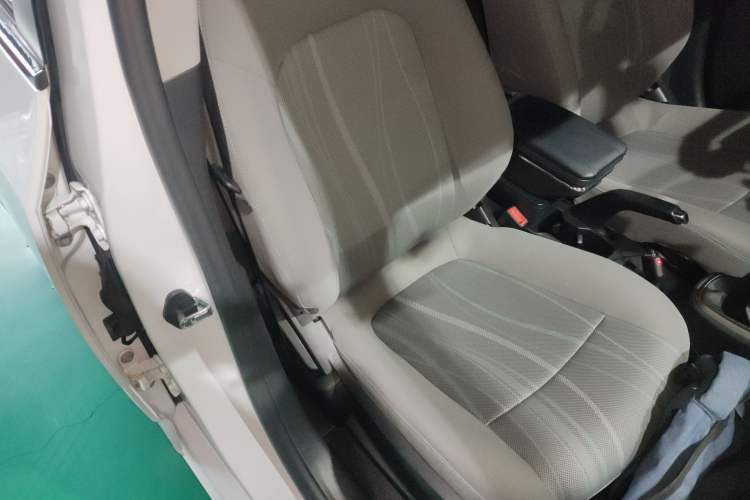Used Chevrolet Aveo Sonic 2014 Sedan 1.4SL MT Comfort Edition Right Front Seat