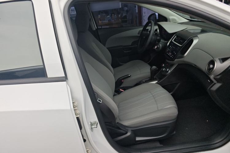 Used Chevrolet Aveo Sonic 2014 Sedan 1.4SL AT Fashion Edition Right Front Seat