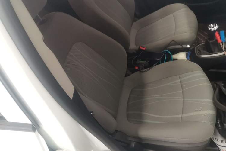 Used Chevrolet Aveo Sonic 2014 Sedan 1.4SL MT Comfort Edition Right Front Seat