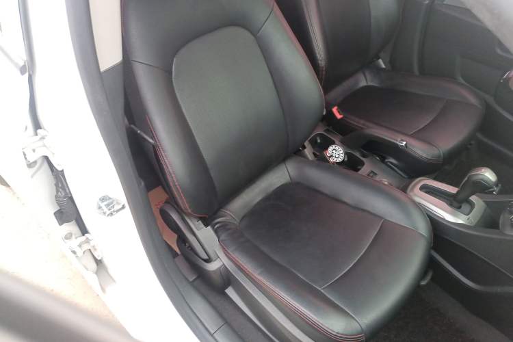 Used Chevrolet Aveo Sonic 2014 Sedan 1.4SL AT Stylish Sunroof Edition Right Front Seat