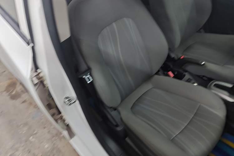 Used Chevrolet Aveo Sonic 2014 Sedan 1.4SL AT Fashion Edition Right Front Seat