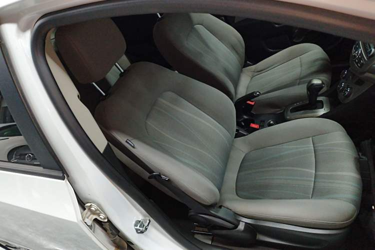 Used Chevrolet Aveo Sonic 2014 Hatchback 1.4SE AT Comfort Edition Right Front Seat