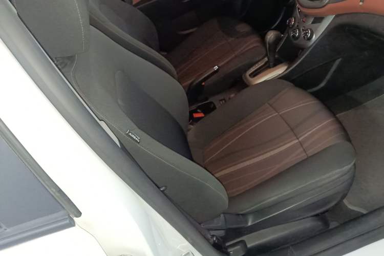 Used Chevrolet Aveo Sonic 2014 Hatchback 1.6 SX AT Fashion Edition Right Front Seat
