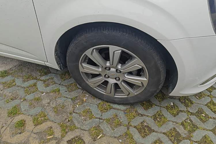 Used Chevrolet Aveo Sonic 2014 Hatchback 1.6 SX AT Fashion Edition Right Front Wheel Hub