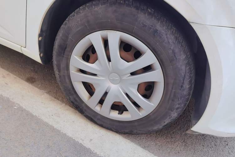 Used Chevrolet Aveo Sonic 2014 Sedan 1.4SL MT Comfort Edition Right Front Wheel Hub