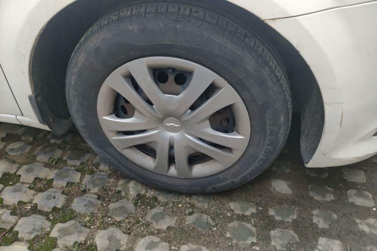 Used Chevrolet Aveo Sonic 2014 Sedan 1.4SL MT Comfort Edition Right Front Wheel Hub