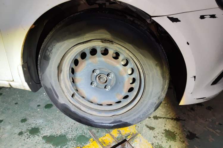 Used Chevrolet Aveo Sonic 2014 Hatchback 1.4SL AT Fashion Edition Right Front Wheel Hub