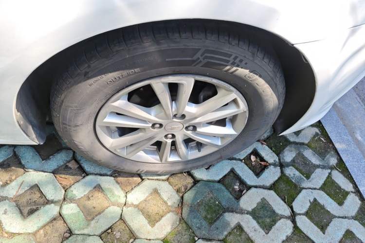 Used Chevrolet Aveo Sonic 2014 Sedan 1.4SE AT Comfort Edition Right Front Wheel Hub
