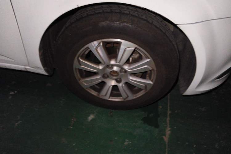 Used Chevrolet Aveo Sonic 2014 Sedan 1.4SL AT Stylish Sunroof Edition Right Front Wheel Hub