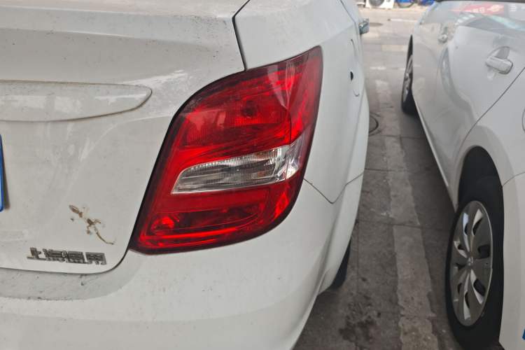 Used Chevrolet Aveo Sonic 2014 Sedan 1.4SL AT Stylish Sunroof Edition Right Rear Taillight