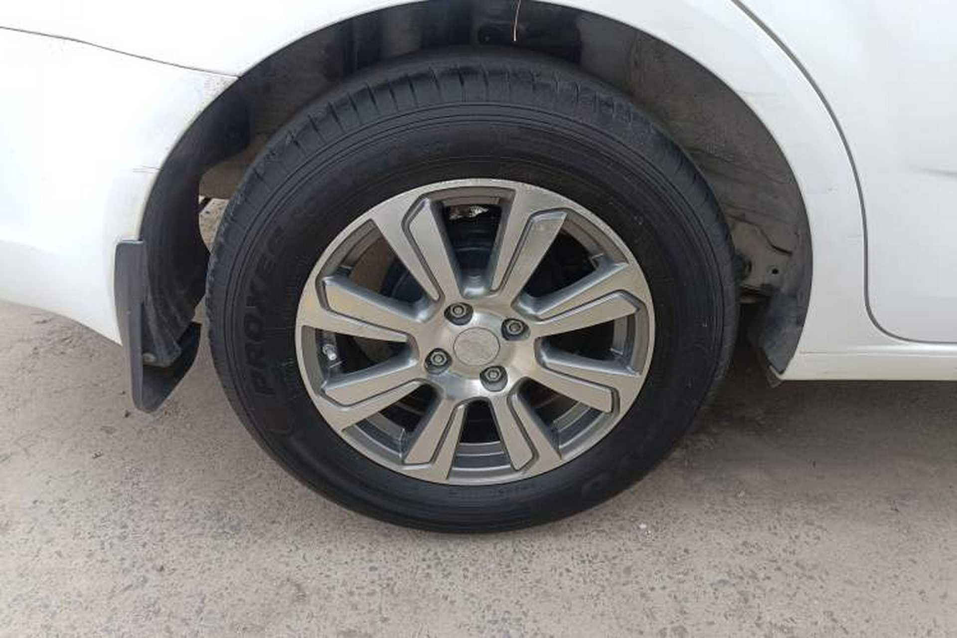 Used Chevrolet Aveo Sonic 2014 Sedan 1.4SL AT Stylish Sunroof Edition Right Rear Wheel Hub