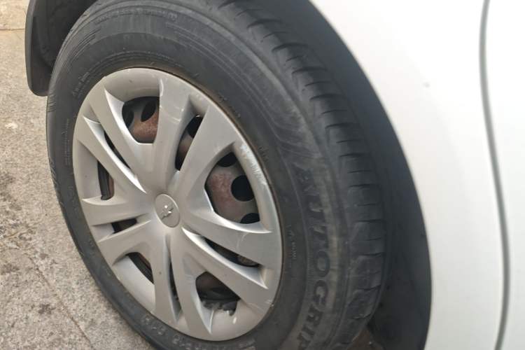 Used Chevrolet Aveo Sonic 2014 Sedan 1.4SL AT Stylish Sunroof Edition Right Rear Wheel Hub