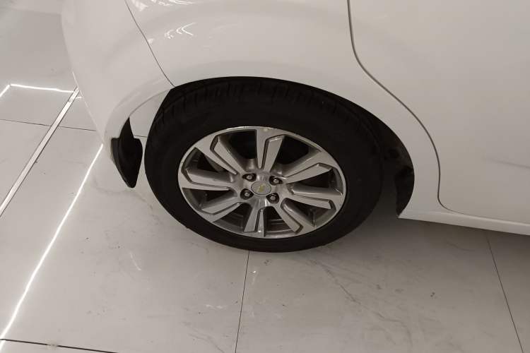 Used Chevrolet Aveo Sonic 2014 Hatchback 1.6 SX AT Fashion Edition Right Rear Wheel Hub