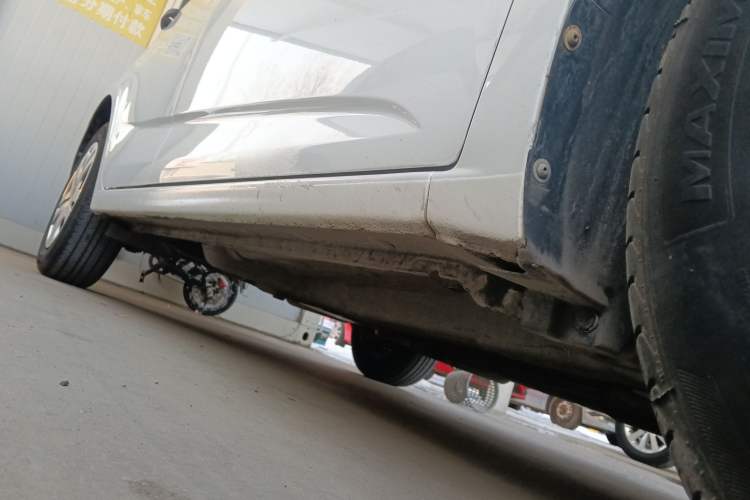 Used Chevrolet Aveo Sonic 2014 Sedan 1.4SL MT Comfort Edition Right Side Sill