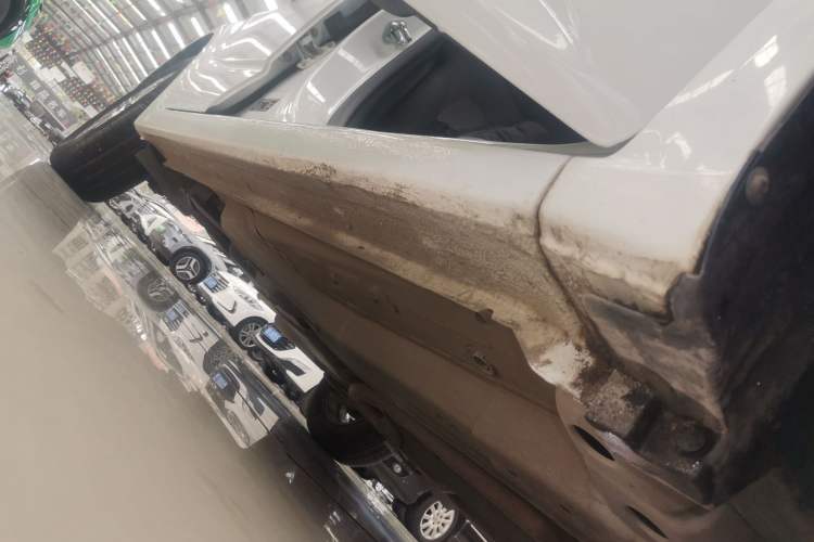 Used Chevrolet Aveo Sonic 2014 Sedan 1.4SL MT Comfort Edition Right Side Sill