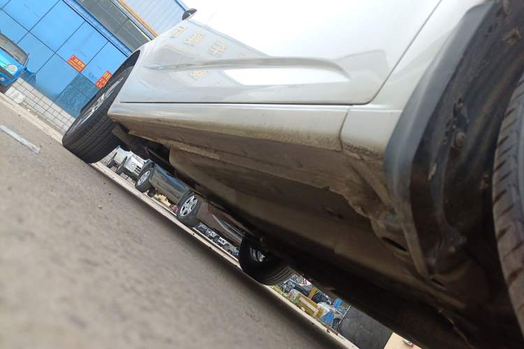 Used Chevrolet Aveo Sonic 2014 Sedan 1.4SL AT Stylish Sunroof Edition Right Side Sill