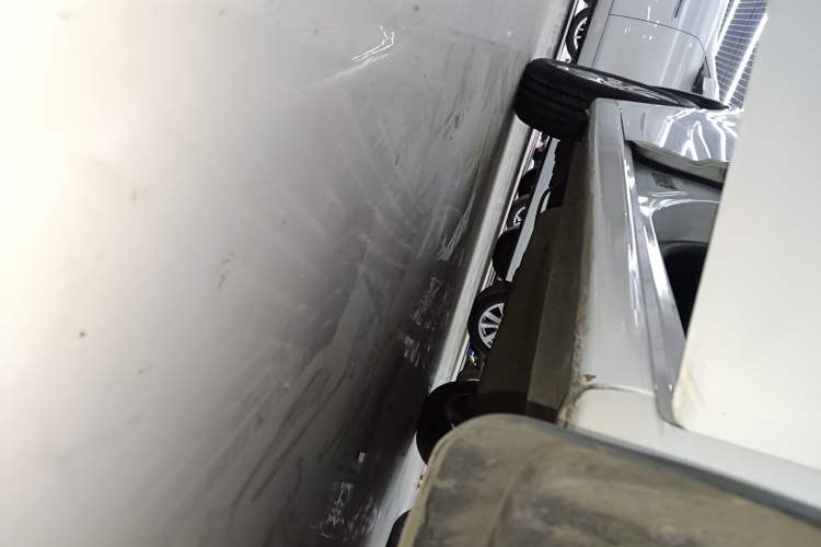 Used Chevrolet Aveo Sonic 2014 Hatchback 1.6 SX AT Fashion Edition Right Side Sill