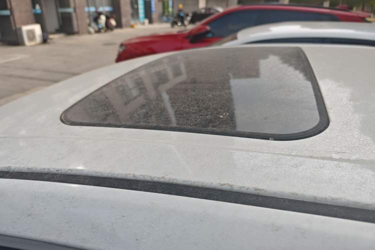 Used Chevrolet Aveo Sonic 2014 Sedan 1.4SL AT Stylish Sunroof Edition Roof