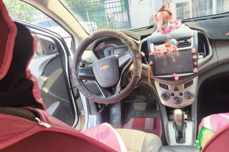 Used Chevrolet Aveo Sonic 2014 Sedan 1.4SL AT Stylish Sunroof Edition Steering Wheel