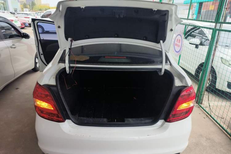 Used Chevrolet Aveo Sonic 2014 Sedan 1.4SL MT Comfort Edition Trunk