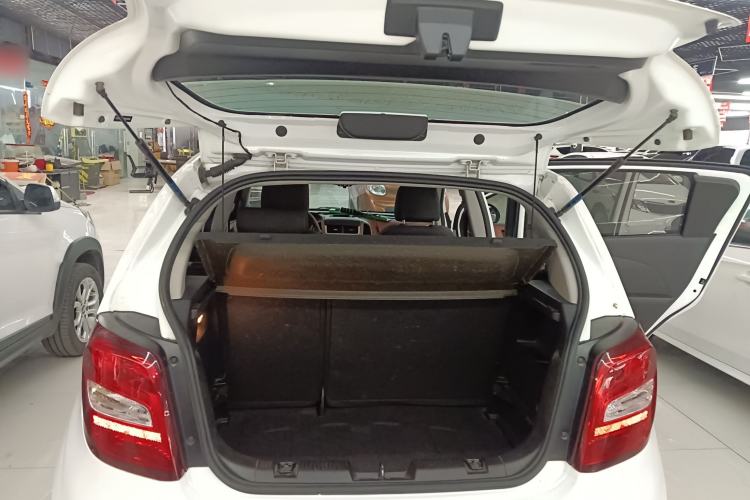 Used Chevrolet Aveo Sonic 2014 Hatchback 1.6 SX AT Fashion Edition Trunk