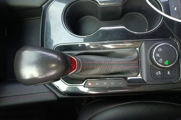 Used Chevrolet Blazer 2020 RS 650T 4x4 7-Seater Hardcore Edition Gear Lever