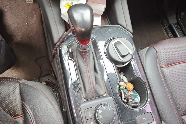 Used Chevrolet Blazer 2020 RS 650T 4x4 7-Seater Hardcore Edition Gear Lever